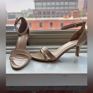 Women’s Beige Faux Patent Leather Sandals. 3”Heel w/Ankle Strap, Near New Size9